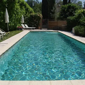 https://le-mas-des-clots.hotels-rhonealpes.com